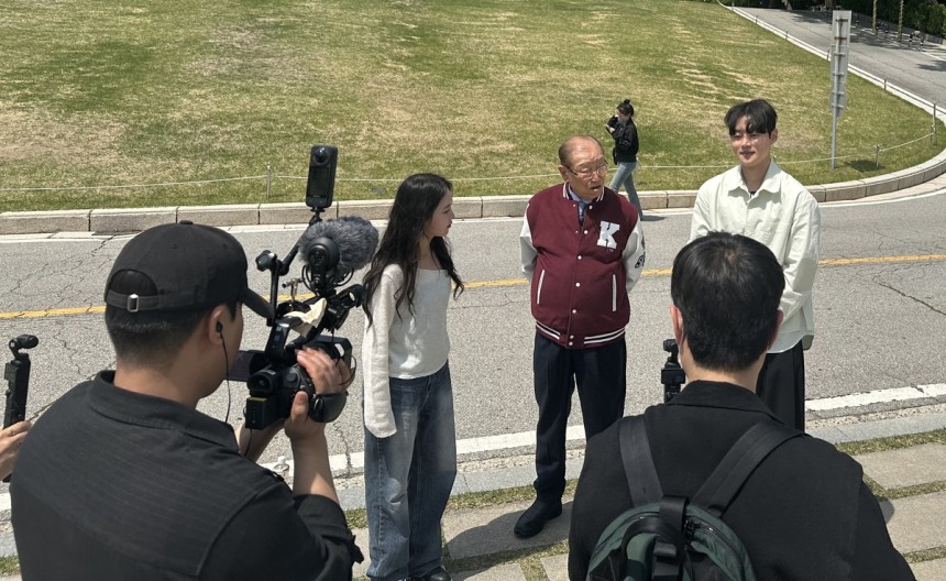 유튜브 영상을 촬영하는 이용만 전 재무부 장관
[이용만 전 장관 제공. 재판매 및 DB 금지]