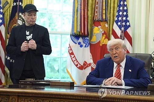 <b>트럼프</b>-<b>머스크</b> 결국 <b>파국</b>…"매우 실망"·"배은망덕" 공개 비난전(종합)