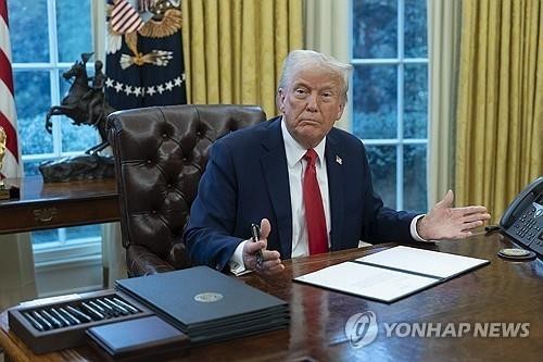 행정명령 서명하는 트럼프 미국 대통령
[EPA 연합뉴스 자료사진. 재판매 및 DB 금지]