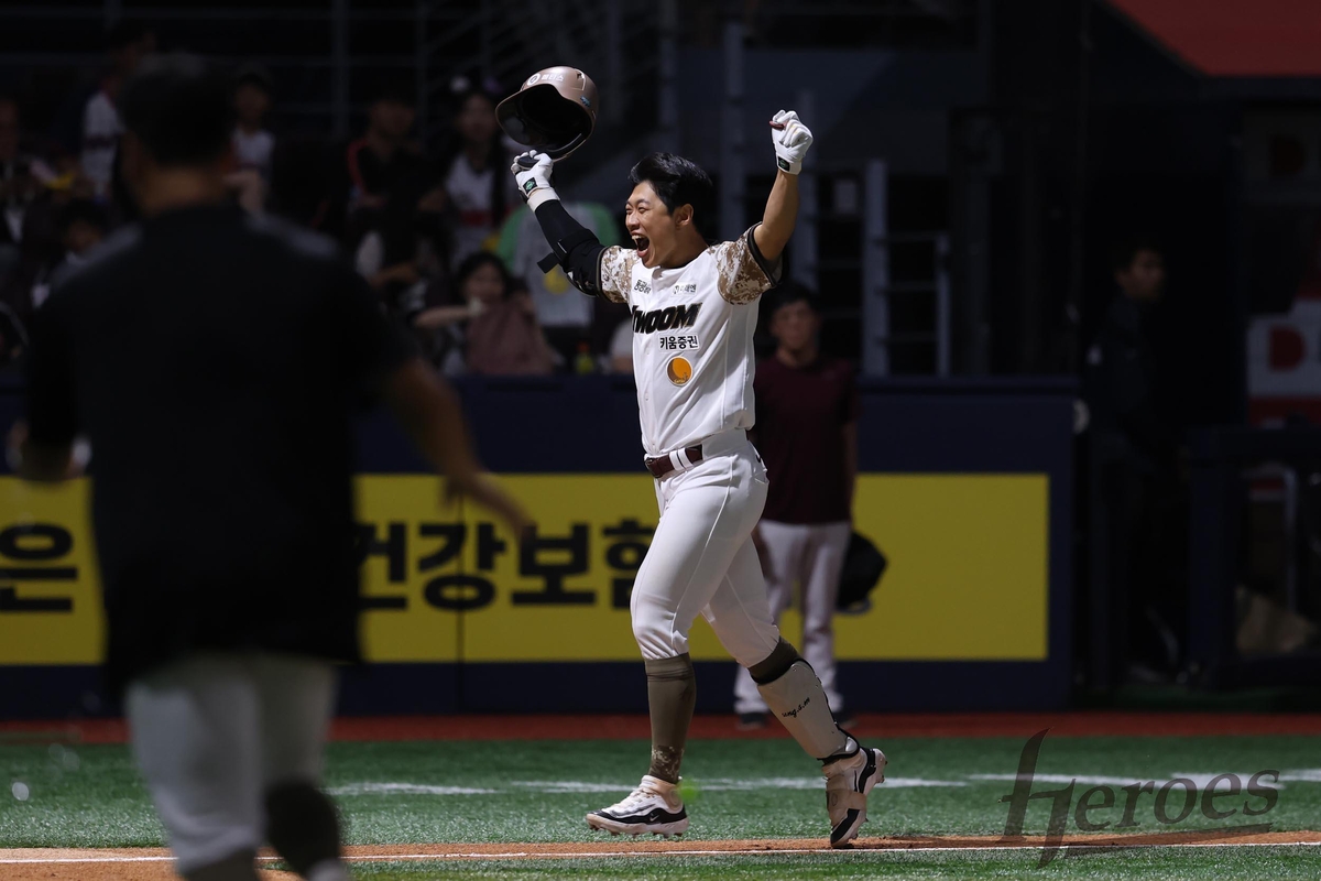 <b>두산</b>, 홈런 3개로 <b>롯데</b>에 5-<b>2</b> 승리…조성환 감독대행 <b>2연승</b>(종합)