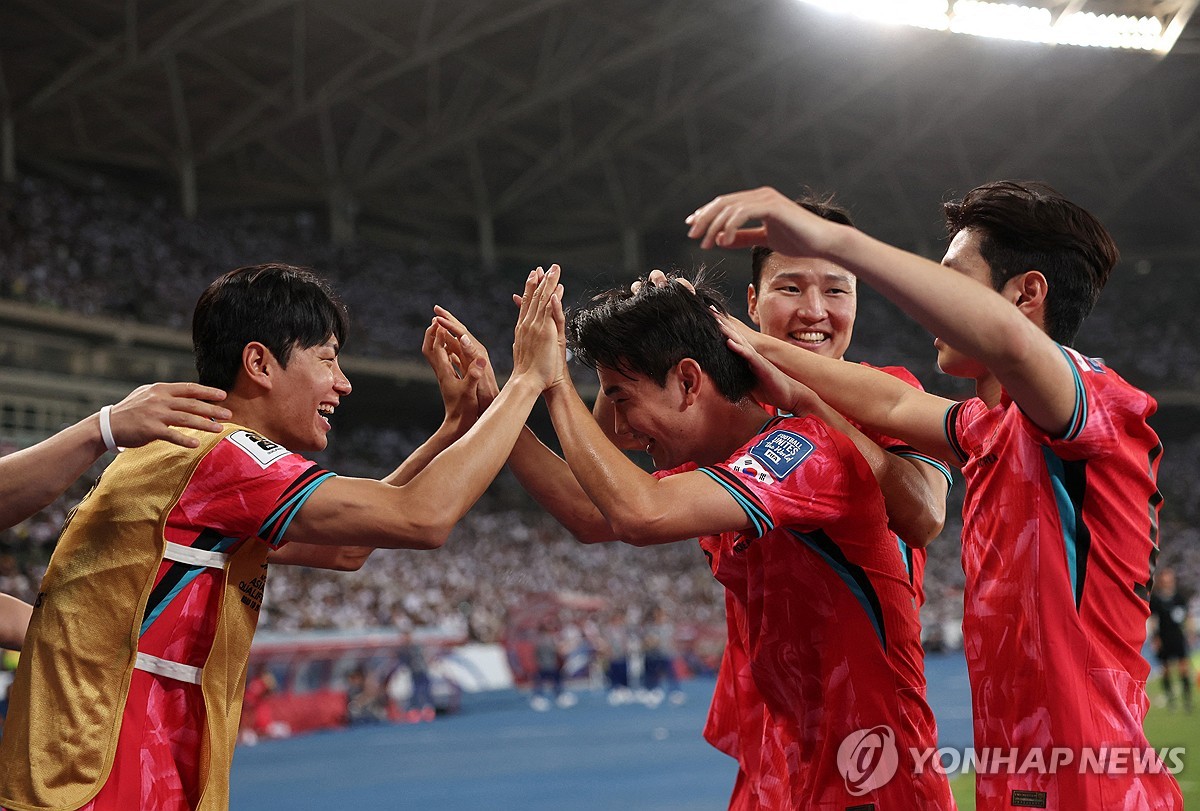 李대통령 "<b>월드컵 본선 진출 축하</b>…국민께 큰 위로 되길"