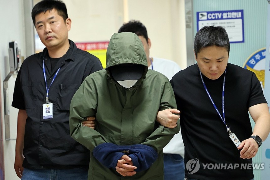 '처자식 살해' 호송차로 이동하는 40대 피의자
(광주=연합뉴스) 김혜인 기자 = 승용차를 몰고 바다로 돌진해 처자식을 살해한 혐의를 받는 지모(49) 씨가 4일 광주지방법원에서 열리는 구속 전 피의자 심문(영장실질