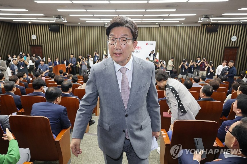 국민의힘 권성동 원내대표직 사퇴 선언
(서울=연합뉴스) 류영석 기자 = 국민의힘 권성동 원내대표가 5일 서울 여의도 국회에서 열린 의원총회에서 사퇴 의사를 밝힌 뒤 회의장을 나서고 있다. 2025.6.5 ondol@