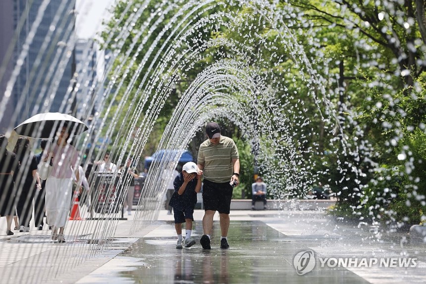 여름안에서
(서울=연합뉴스) 임화영 기자 = 초여름 날씨를 보인 5일 서울 종로구 광화문광장에 설치된 분수터널에서 부자가 더위를 식히고 있다. 2025.6.5 hwayoung7@yna.co.kr