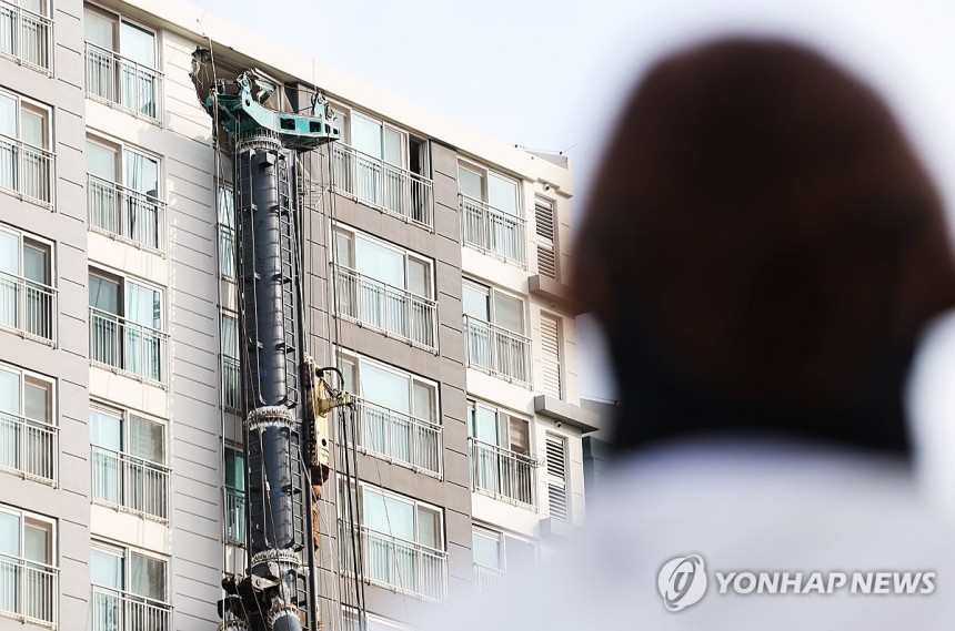 아파트로 넘어진 천공기
(용인=연합뉴스) 홍기원 기자 = 6일 경기도 용인시 기흥구 서천동 인덕원~동탄 복선전철 공사 현장에서 중장비인 천공기(지반을 뚫는 건설기계)가 넘어져 인근 아파트 건물 벽면에 기댄 모습으로 
