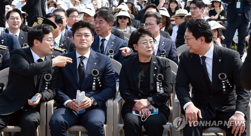 현충일 추념식 참석한 여야 정치인들
(서울=연합뉴스) 홍해인 기자 = 더불어민주당 박찬대 당 대표 권한대행 겸 원내대표(왼쪽부터), 국민의힘 김용태 비상대책위원장, 조국혁신당 김선민 당 대표 권한대행, 개혁신당 천하