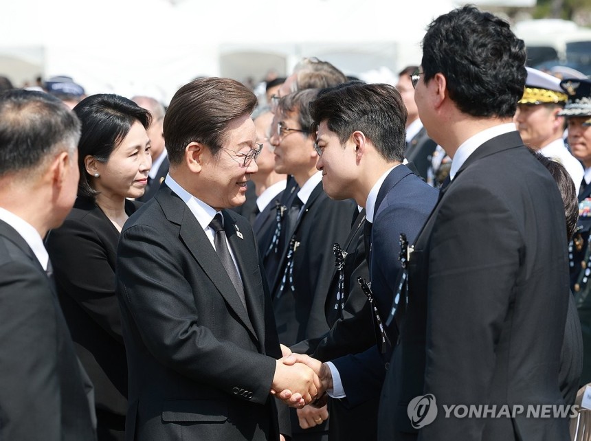인사하는 이재명 대통령과 김용태 비대위원장
(서울=연합뉴스) 홍해인 기자 = 이재명 대통령과 국민의힘 김용태 비상대책위원장이 6일 서울 동작구 국립서울현충원에서 열린 70회 현충일 추념식에 참석해 인사하고 있다. 2