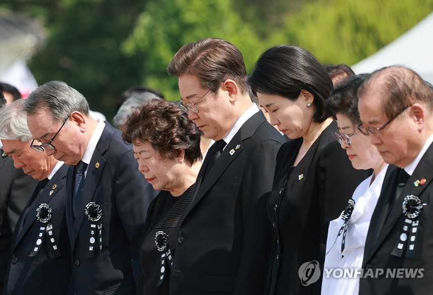 이재명 대통령, 현충일 추념식 묵념
(서울=연합뉴스) 홍해인 기자 = 이재명 대통령과 김혜경 여사가 6일 서울 동작구 국립서울현충원에서 열린 70회 현충일 추념식에서 순국 선열과 호국 영령에 대한 묵념을 하고 있다.