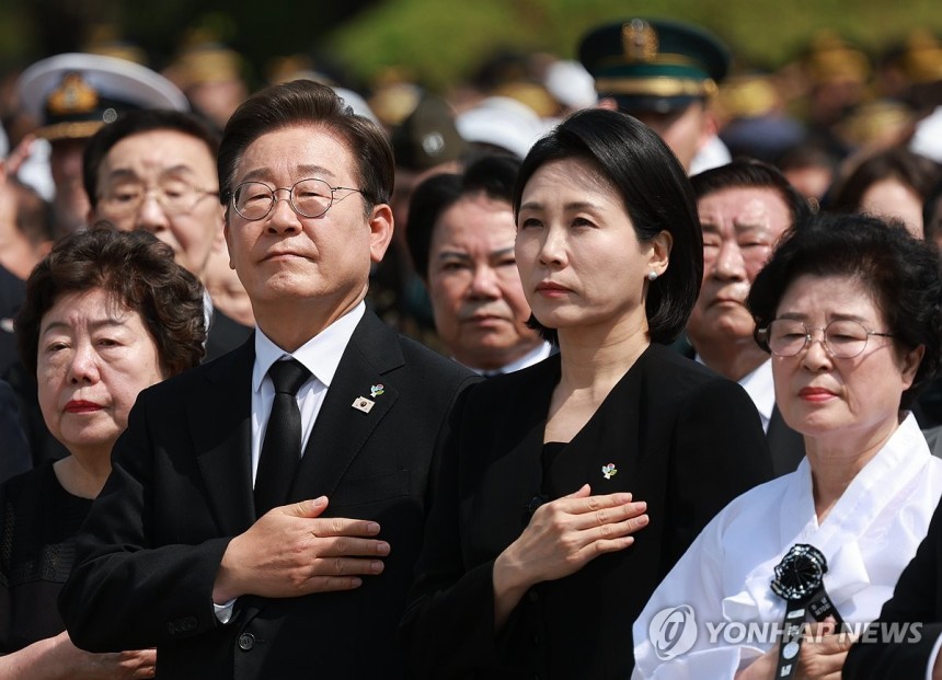 이재명 대통령 부부, 현충일 추념식 국민의례
(서울=연합뉴스) 홍해인 기자 = 이재명 대통령과 김혜경 여사가 6일 서울 동작구 국립서울현충원에서 열린 70회 현충일 추념식에서 국기에 경례하고 있다. 2025.6.6 