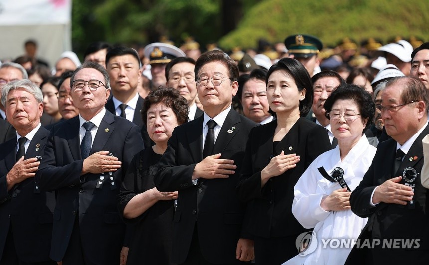 이재명 대통령 부부, 현충일 추념식 국민의례
(서울=연합뉴스) 홍해인 기자 = 이재명 대통령과 김혜경 여사가 6일 서울 동작구 국립서울현충원에서 열린 70회 현충일 추념식에서 국기에 경례하고 있다. 2025.6.6 