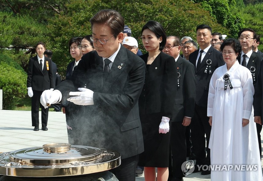 현충탑 참배하는 이재명 대통령
(서울=연합뉴스) 홍해인 기자 = 이재명 대통령이 6일 서울 동작구 국립서울현충원에서 열린 70회 현충일 추념식에서 현충탑을 참배하며 분향하고 있다. 2025.6.6 [대통령실통신사진기