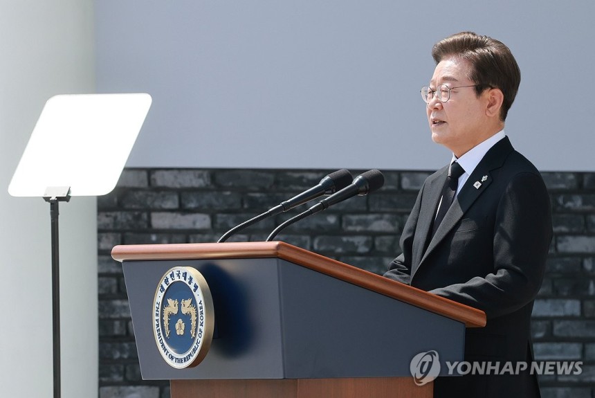 이재명 대통령 현충일 추념사
(서울=연합뉴스) 홍해인 기자 = 이재명 대통령이 6일 서울 동작구 국립서울현충원에서 열린 70회 현충일 추념식에서 추념사를 하고 있다. 2025.6.6 [대통령실통신사진기자단] hiho