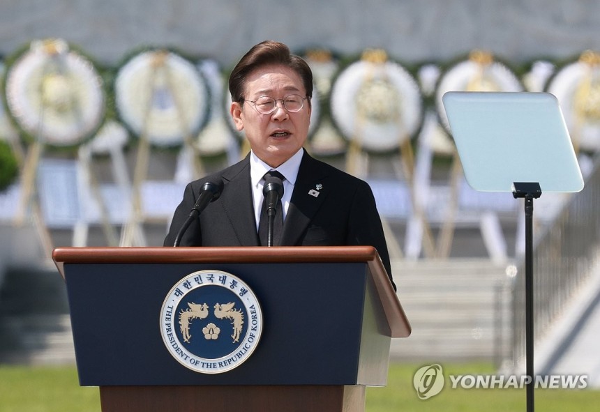 이재명 대통령 현충일 추념사
(서울=연합뉴스) 홍해인 기자 = 이재명 대통령이 6일 서울 동작구 국립서울현충원에서 열린 70회 현충일 추념식에서 추념사를 하고 있다. 2025.6.6 [대통령실통신사진기자단] hiho