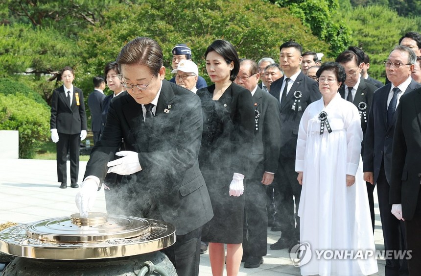 현충탑 참배하는 이재명 대통령
(서울=연합뉴스) 홍해인 기자 = 이재명 대통령이 6일 서울 동작구 국립서울현충원에서 열린 70회 현충일 추념식에서 현충탑을 참배하며 분향하고 있다. 2025.6.6 [대통령실통신사진기
