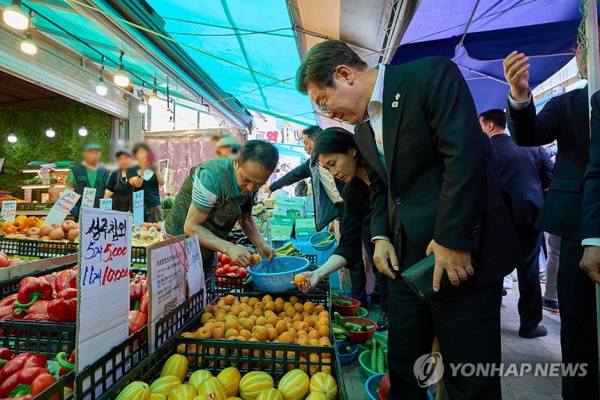 이재명 대통령 부부 전통시장 방문
(서울=연합뉴스) 이재명 대통령과 김혜경 여사가 6일 서울 동작구 남성시장을 방문해 과일을 고르고 있다. 2025.6.6 [대통령실 제공. 재판매 및 DB 금지] photo@yna.
