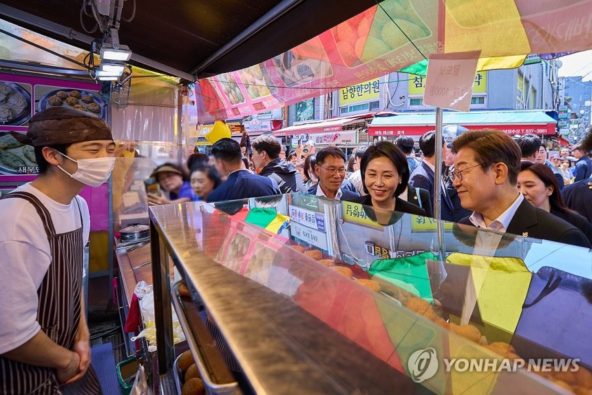 전통시장 방문한 이재명 대통령 부부
(서울=연합뉴스) 김혜경 여사가 6일 서울 동작구 남성시장을 방문해 한 매장 앞에서 상인과 대화하고 있다. 2025.6.6 [대통령실 제공. 재판매 및 DB 금지] photo@yn