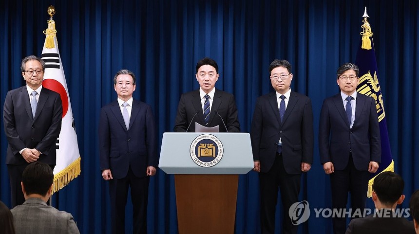 강훈식 비서실장, 대통령실 1차 인선 발표
(서울=연합뉴스) 홍해인 기자 = 강훈식 대통령 비서실장(가운데)이 6일 서울 용산 대통령실 청사에서 대통령실 수석비서관 인선을 발표하고 있다.
    왼쪽부터 문진영 사회