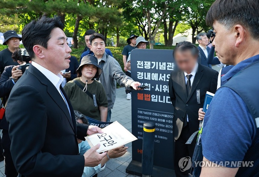 태안화력발전 사고 대책위 만난 강훈식 대통령비서실장
(서울=연합뉴스) 홍해인 기자 = 강훈식 대통령비서실장이 6일 서울 용산 대통령실 청사 인근 전쟁기념관 앞에서 태안화력발전소 사고 희생자 고(故) 김충현 씨와 관련