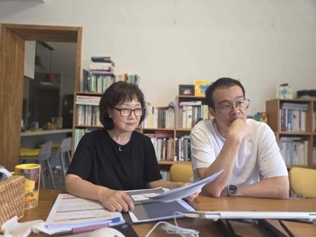 연합뉴스와 인터뷰 중인 권희정 소장과 이승환 사무국장(오른쪽)
[윤근영 기자 촬영]