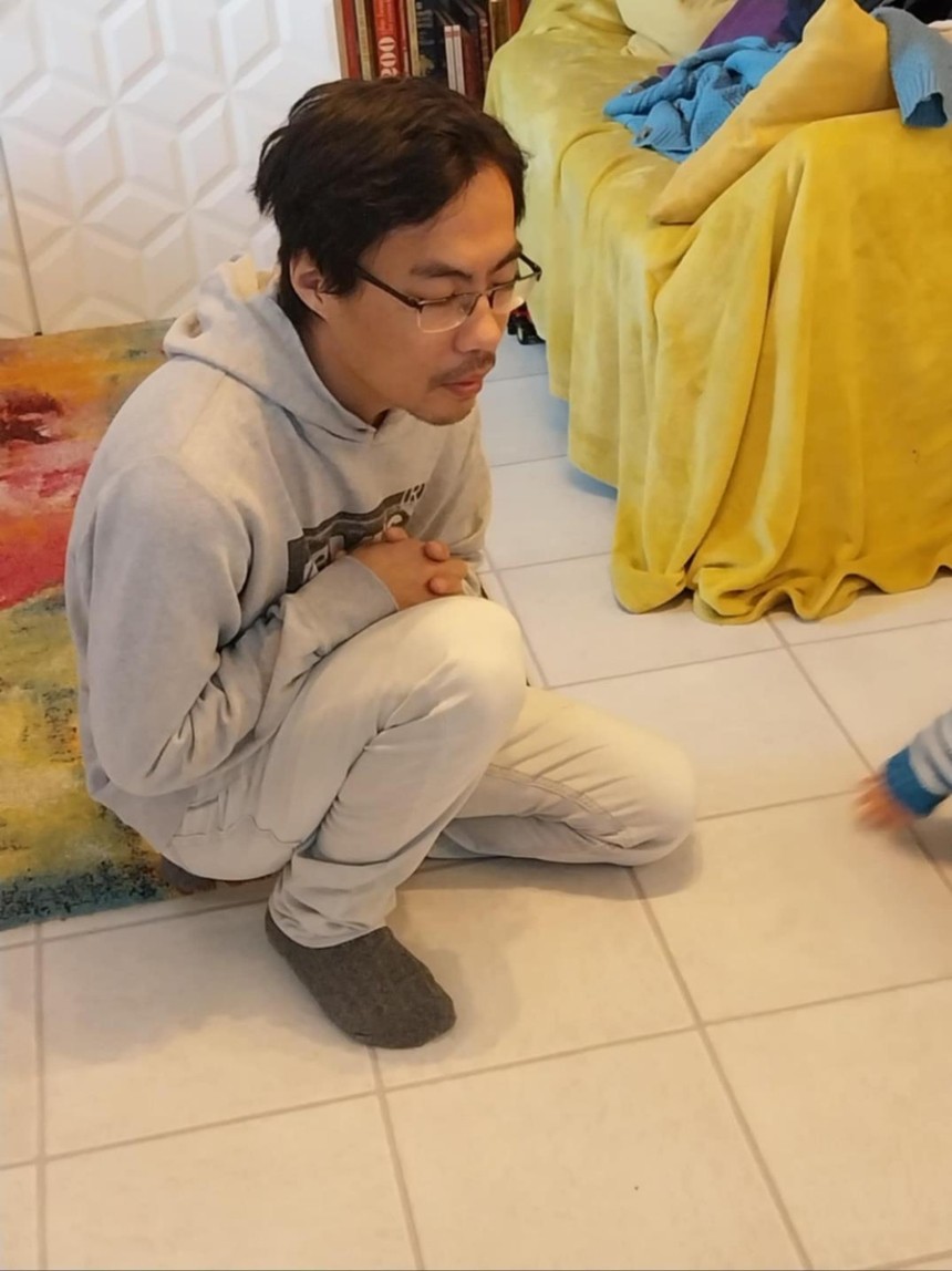 잠 못 자는 병을 앓고 있는 프랑스 입양인 장성탄 씨
장성탄 씨는 심각하게 잠을 못 자는 질병을 앓고 있는데, 이에 대한 정확한 진단 등을 위해서는 친생부모 유전자 정보가 필요한 상황이다. 그렇지만 친생부모가 이를 