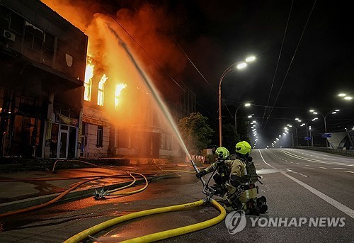 5일 러시아 공격으로 화재 발생한 키이우 시내
[로이터=연합뉴스] 