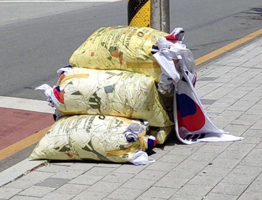 현충일에 쓰레기봉투에 담겨 버려진 태극기
[서경덕 교수 SNS 캡처. 재판매 및 DB 금지]