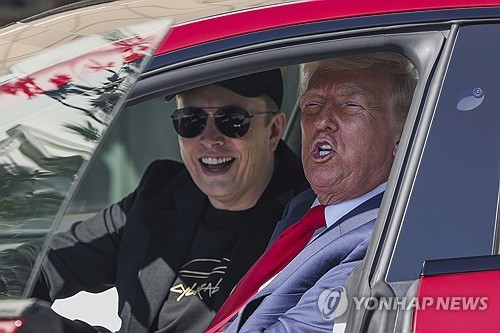머스크와 테슬라 모델 S에 탑승한 트럼프 미국 대통령
[AP 연합뉴스 자료사진. 재판매 및 DB 금지]