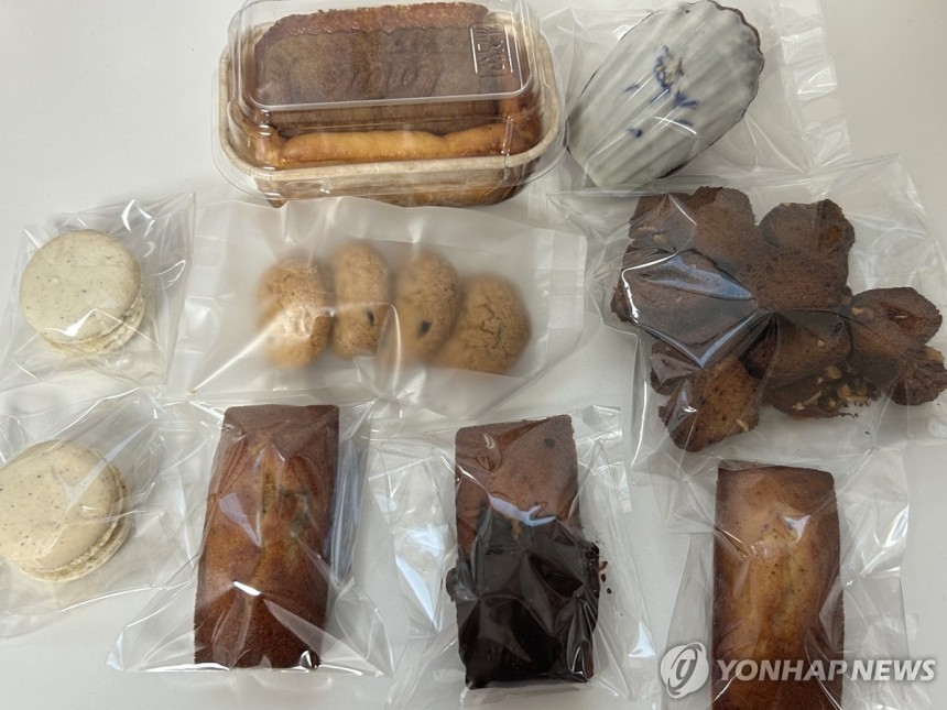 다양한 디저트를 반값에
(서울=연합뉴스) 김유진 인턴기자 = 고물가 시대 속 먹거리 물가도 줄인상하는 가운데 마감 반값 할인 제품을 구매할 수 있는 서비스를 제공하는 애플리케이션 '럭키밀'이 주목받고 있다. 지난 2