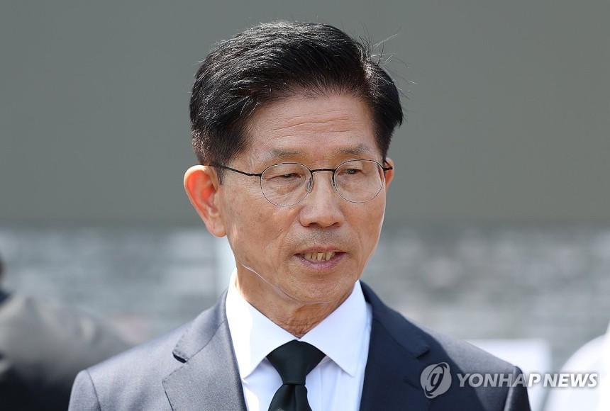 입장 밝히는 김문수 전 대선후보
(서울=연합뉴스) 김성민 기자 = 국민의힘 김문수 전 대선후보가 6일 서울 동작구 국립서울현충원을 찾아 참배를 마친 후 입장을 밝히고 있다. 2025.6.6 ksm7976@yna.co