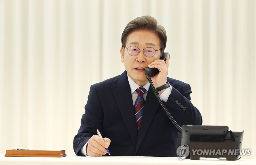 트럼프 대통령과 전화 통화 갖는 이재명 대통령
(서울=연합뉴스) 홍해인 기자 = 이재명 대통령이 6일 서울 한남동 관저에서 도널드 트럼프 미국 대통령과 전화 통화를 하기 위해 수화기를 들고 있다. 2025.6.6 h
