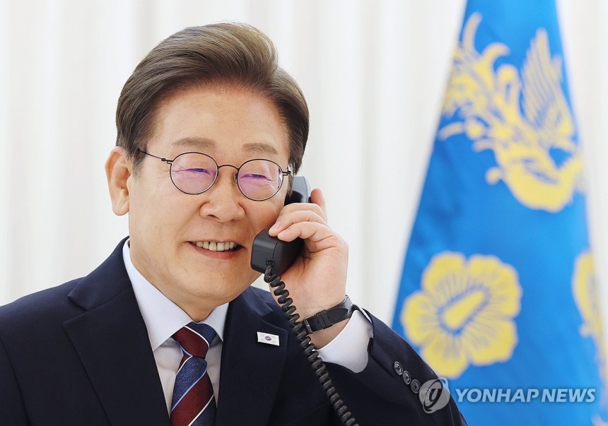 이재명 대통령, 도널드 트럼프 미국 대통령과 전화 통화
(서울=연합뉴스) 홍해인 기자 = 이재명 대통령이 6일 서울 한남동 관저에서 도널드 트럼프 미국 대통령과 전화 통화를 하기 위해 수화기를 들고 있다. 2025.