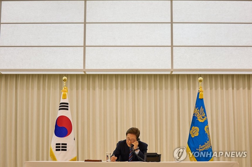 이재명 대통령, 트럼프 미국 대통령과 전화 통화
(서울=연합뉴스) 이재명 대통령이 6일 서울 한남동 관저에서 도널드 트럼프 미국 대통령과 전화 통화를 하고 있다. 2025.6.6 [대통령실 제공. 재판매 및 DB 금