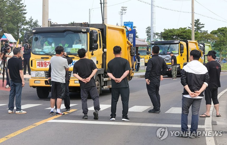 '못 들어갑니다'
(제주=연합뉴스) 전지혜 기자 = 7일 오전 제주시 구좌읍 동복리 제주환경자원순환센터 진입로에 쓰레기 수거 차량들이 줄지어 서 있다.
    동복리 주민들은 제주도에 센터 설립 당시 약속한 농경지 