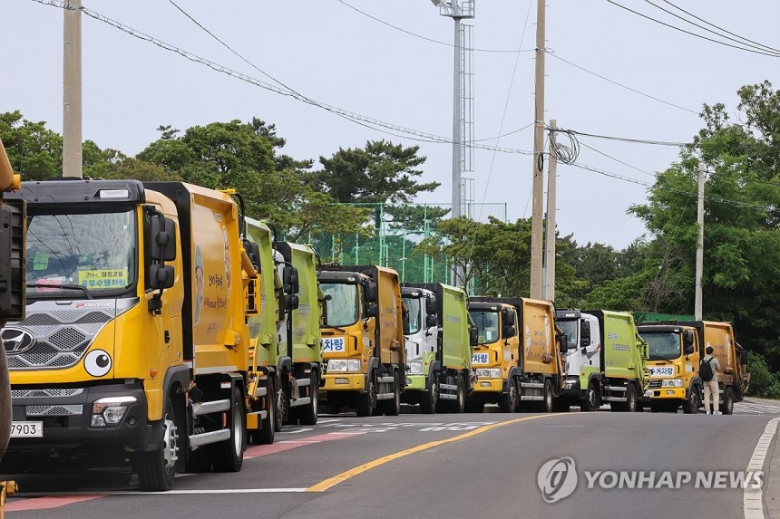 멈춰선 쓰레기 수거 차량
(제주=연합뉴스) 전지혜 기자 = 7일 오전 제주시 구좌읍 동복리 제주환경자원순환센터 진입로에 쓰레기 수거 차량들이 줄지어 서 있다.
    동복리 주민들은 제주도에 센터 설립 당시 약속한 