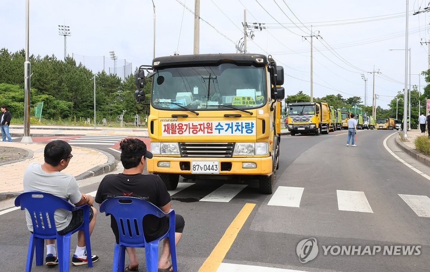 '못 들어갑니다'
(제주=연합뉴스) 전지혜 기자 = 7일 오전 제주시 구좌읍 동복리 제주환경자원순환센터 진입로에 쓰레기 수거 차량들이 줄지어 서 있다.
    동복리 주민들은 제주도에 센터 설립 당시 약속한 농경지 