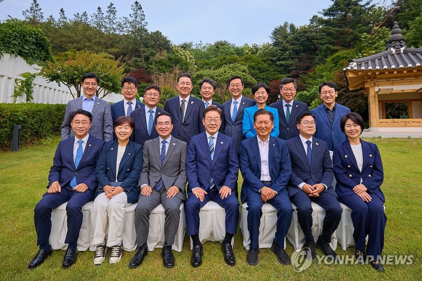 이재명 대통령, 여당 지도부와 만찬
(서울=연합뉴스) 한상균 기자 = 이재명 대통령이 7일 서울 한남동 관저에서 만찬에 참석한 더불어민주당 지도부 의원들과 기념촬영을 하고 있다. 2025.6.7 [대통령실 제공. 재