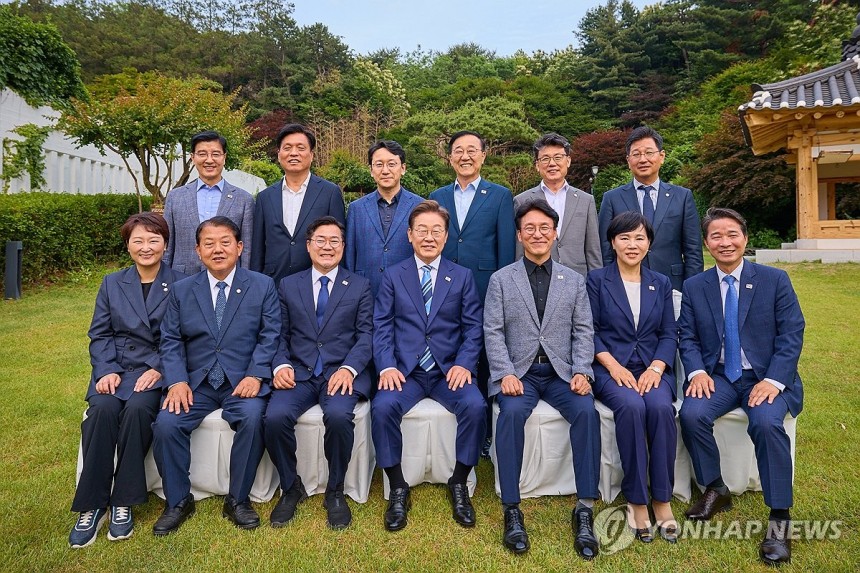 이재명 대통령, 여당 지도부와 만찬
(서울=연합뉴스) 한상균 기자 = 이재명 대통령이 7일 서울 한남동 관저에서 만찬에 참석한 더불어민주당 지도부 의원들과 기념촬영을 하고 있다. 2025.6.7 [대통령실 제공. 재