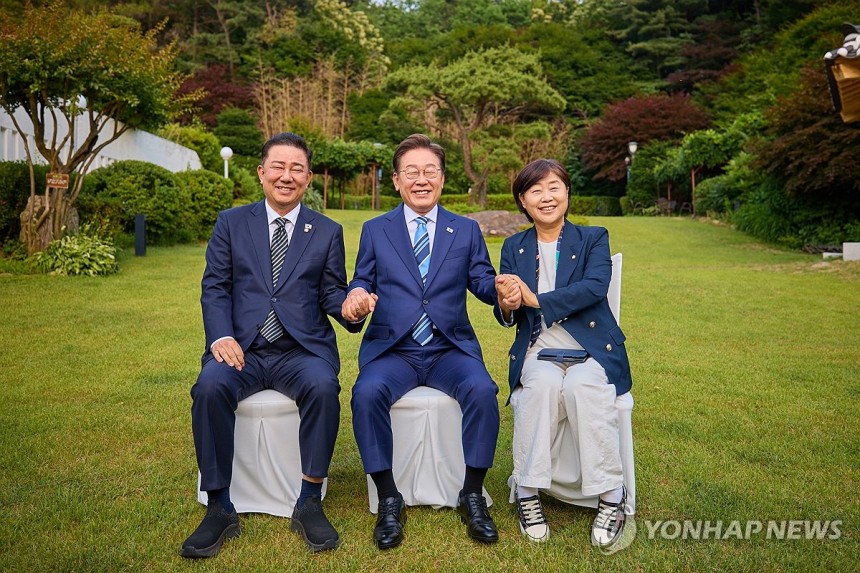 이재명 대통령과 여당 원내대표 출마 의원들
(서울=연합뉴스) 한상균 기자 = 이재명 대통령이 7일 서울 한남동 관저에서 더불어민주당 지도부 초청 만찬에 참석한 김병기, 서영교 의원과 기념촬영을 하고 있다. 두 의원은