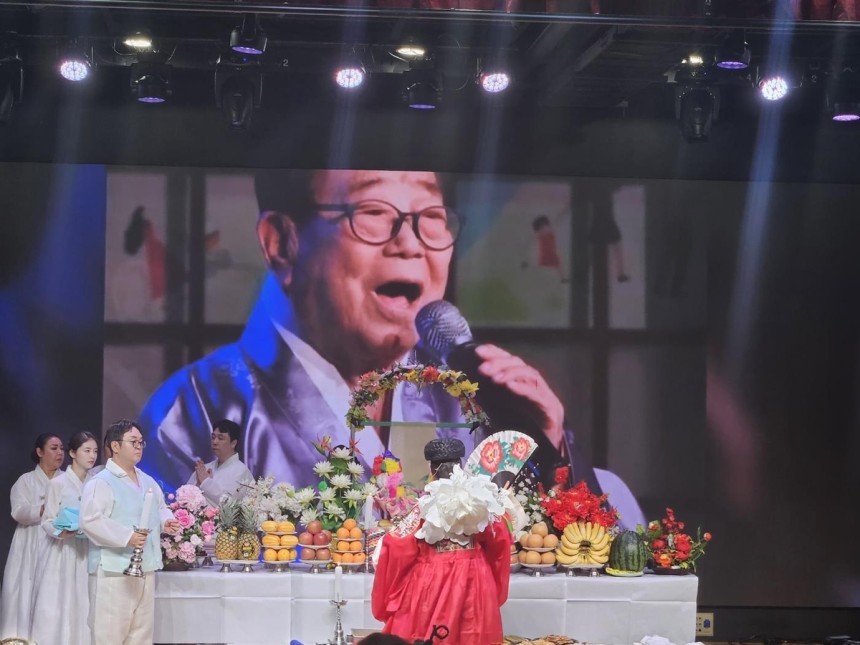 고(故)송해 추모 3주년 탈상제
(서울=연합뉴스) 김경윤 기자 = 8일 오전 서울 구로구 송해아트홀에서 열린 '고(故)송해 추모 3주년 탈상제'. 2025.6.8 heeva@yna.co.kr