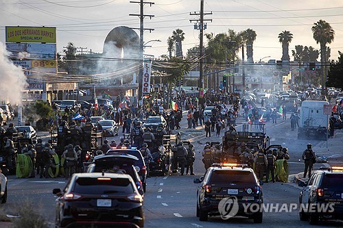 LA에서 벌어진 불법이민 단속 항의 시위 
[AFP=연합뉴스 자료사진. 재판매 및 DB금지]
