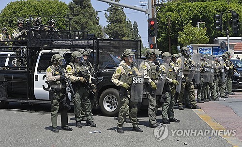 LA서 시위대와 대치한 고속도로 순찰대원들 
[UPI=연합뉴스] 