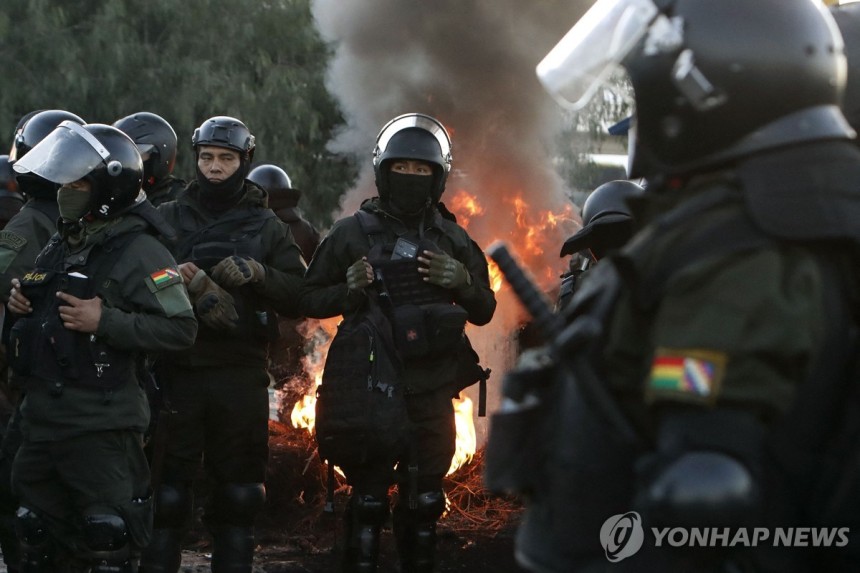 6일(현지시간) 볼리비아 시위 현장 출동한 경찰
[빈토 AFP=연합뉴스. 재판매 및 DB 금지]