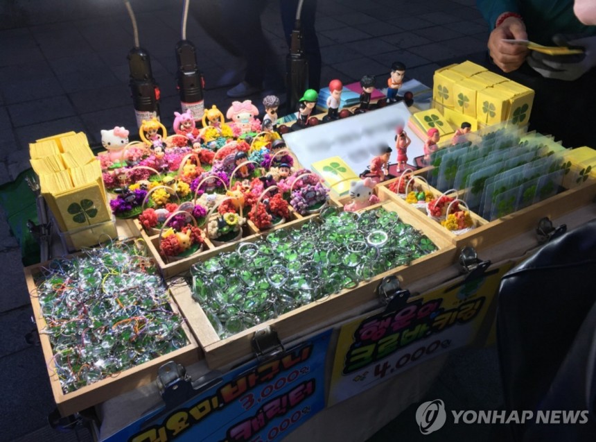 단돈 2천원에 행운을
(서울=연합뉴스) 김유진 인턴기자 = 지난 1일 오후 서울 마포구 홍대입구역 인근에 자리를 잡은 네잎클로버 노점 상인이 코팅된 네잎클로버 등을 팔고 있다. 2025.6.8