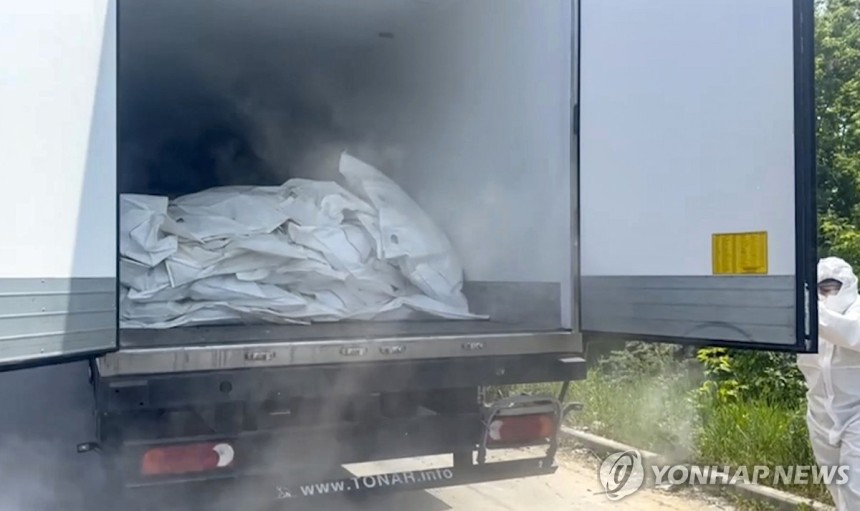 러시아가 우크라이나에 전달하려는 전사자 시신들
[EPA/러시아 국방부 연합뉴스. 재판매 및 DB 금지]