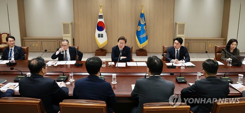 이재명 대통령, 비상경제점검 TF 회의 주재
(서울=연합뉴스) 홍해인 기자 = 이재명 대통령이 4일 서울 용산 대통령실 청사에서 '대통령 1호 명령, 비상경제점검 태스크포스(TF) 회의'를 주재하고 있다. 2025.