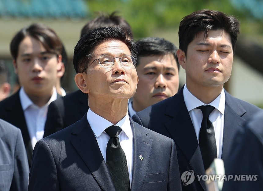 김용태 비대위원장과 현충원 참배 기다리는 김문수 전 대선후보
(서울=연합뉴스) 김성민 기자 = 국민의힘 김문수 전 대선후보가 6일 서울 동작구 국립서울현충원에서 김용태 비상대책위원장과 함께 줄을 서 참배를 기다리고 