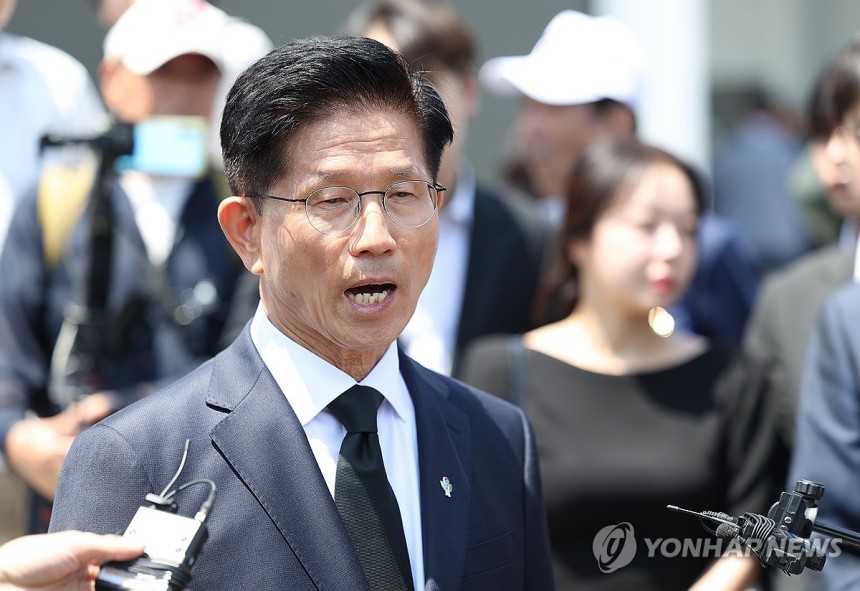 입장 밝히는 김문수 전 대선후보
(서울=연합뉴스) 김성민 기자 = 국민의힘 김문수 전 대선후보가 6일 서울 동작구 국립서울현충원을 찾아 참배를 마친 후 입장을 밝히고 있다. 2025.6.6 ksm7976@yna.co