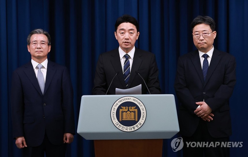 강훈식 비서실장, 대통령실 1차 인선 발표
(서울=연합뉴스) 홍해인 기자 = 강훈식 대통령 비서실장(가운데)이 6일 서울 용산 대통령실 청사에서 대통령실 1차 인선 발표를 하고 있다.
    왼쪽부터 김용범 정책실장