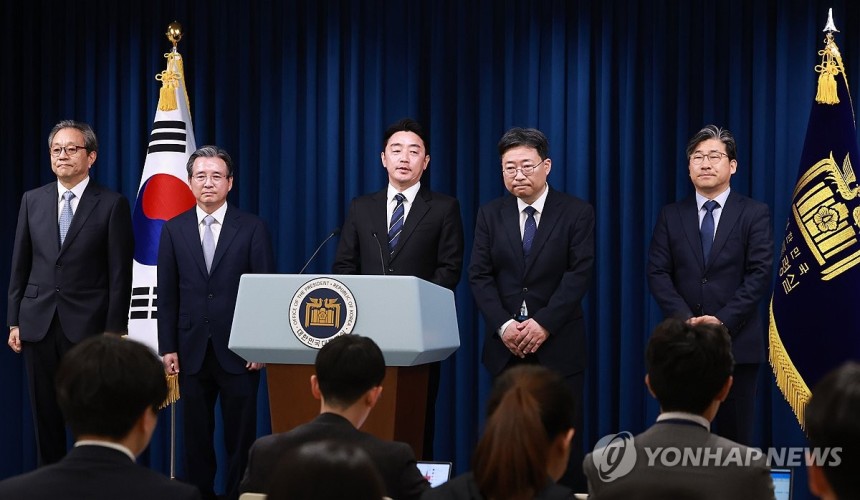 강훈식 비서실장, 대통령실 1차 인선 발표
(서울=연합뉴스) 홍해인 기자 = 강훈식 대통령 비서실장(가운데)이 6일 서울 용산 대통령실 청사에서 대통령실 1차 인선을 발표하고 있다.
    왼쪽부터 문진영 사회수석비