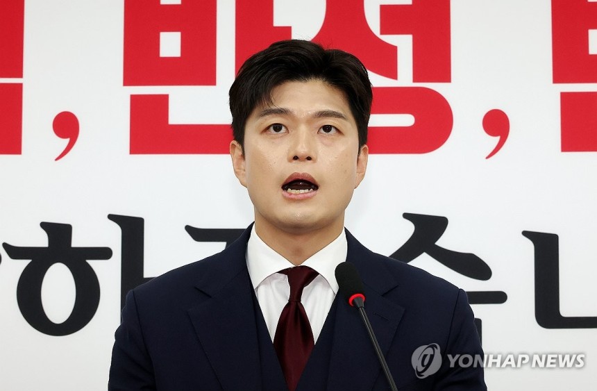발언하는 김용태 비상대책위원장
(서울=연합뉴스) 김주형 기자 = 국민의힘 김용태 비상대책위원장이 8일 국회에서 현안관련 기자회견을 열고 발언하고 있다. 2025.6.8 kjhpress@yna.co.kr